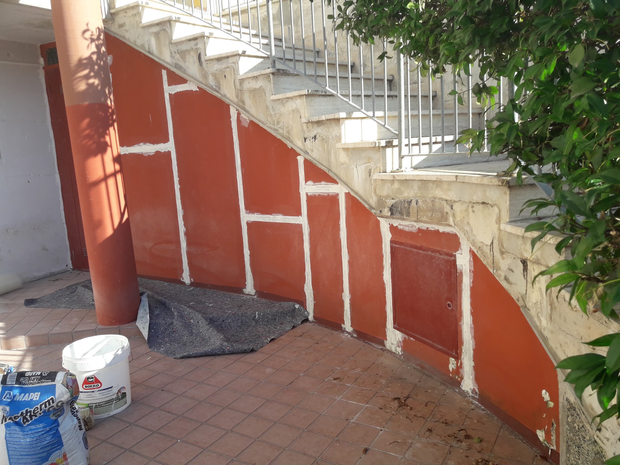 Preparazione di una parete esterna sotto scala