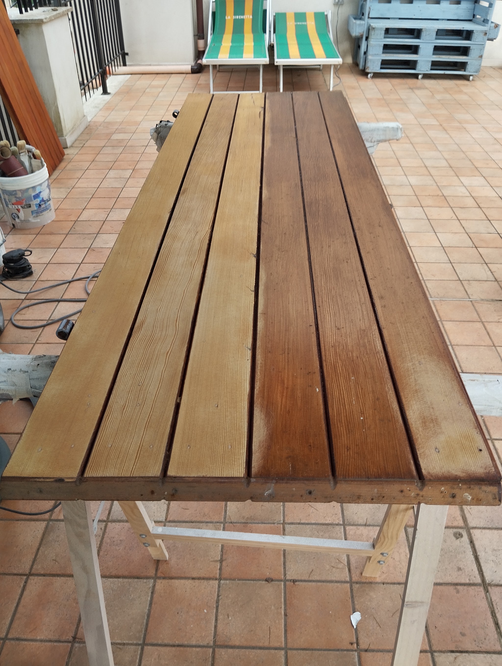 Tavolato in legno con campione di finitura