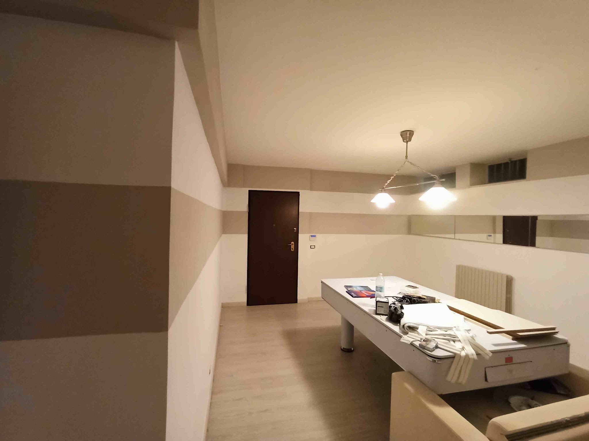 Interno con fasce cromatiche orizzontali